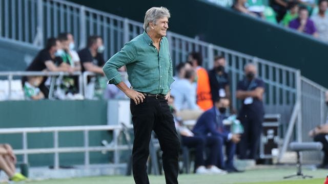 Betis-Trainer Manuel Pellegrini steht am Spielfeldrand.