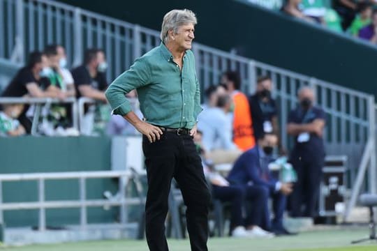 Betis-Trainer Manuel Pellegrini steht am Spielfeldrand.