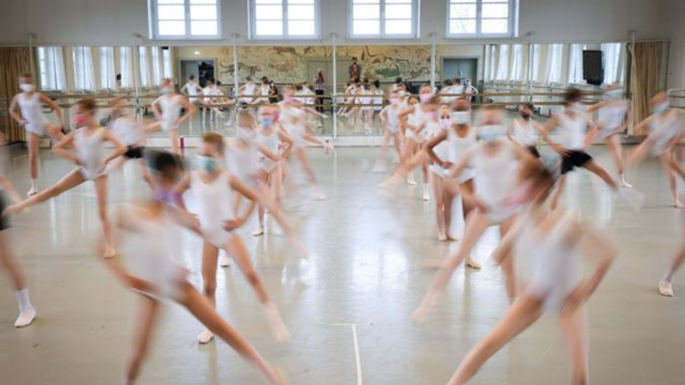 Kinder bei der Ballettprobe (Symbolbild): Eine Hamburger Ballettschule will ukrainischen Flüchtlingen helfen.