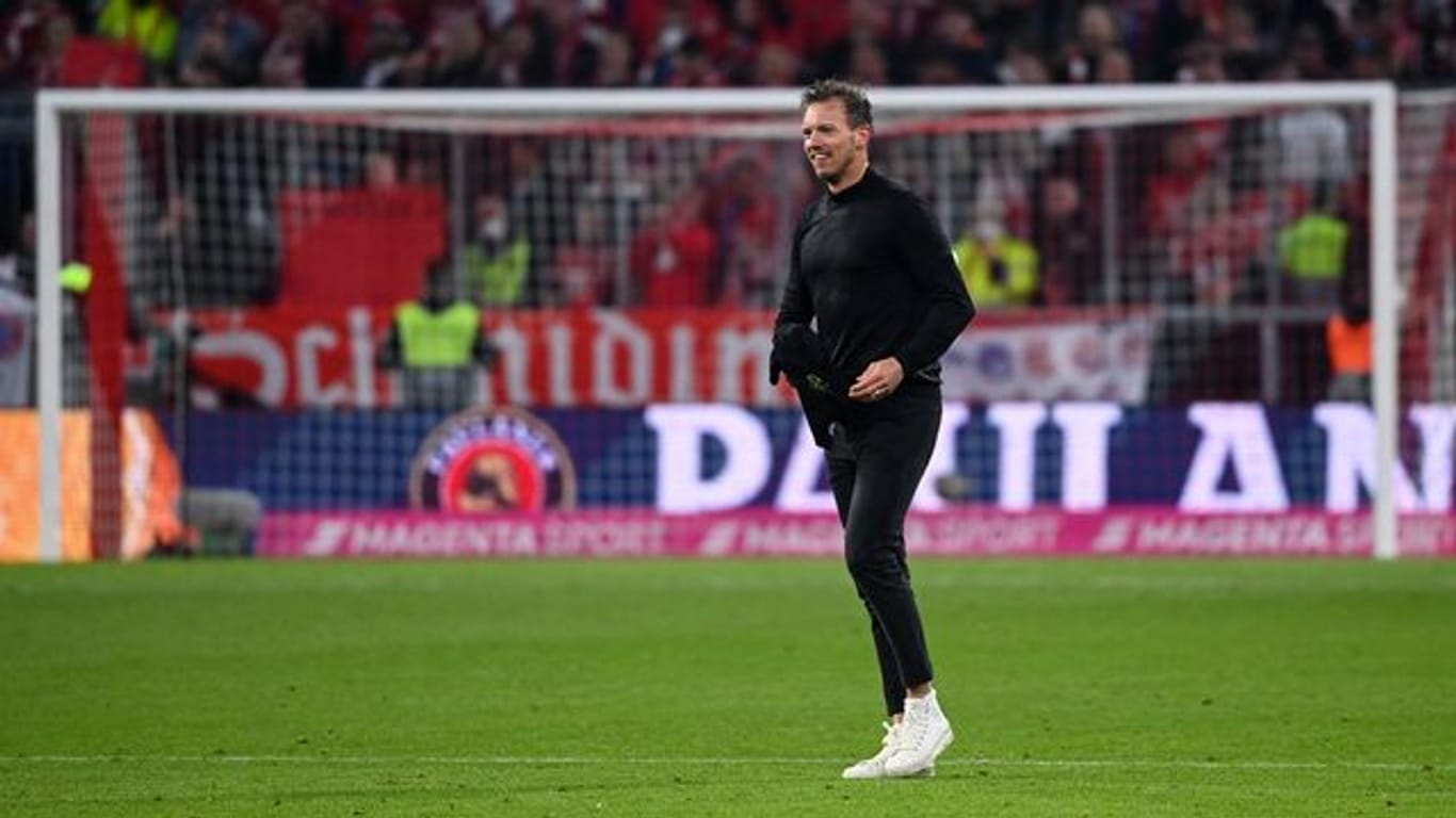 Bayerns Cheftrainer Julian Nagelsmann geht nach dem Sieg gegen den BVB über den Platz.
