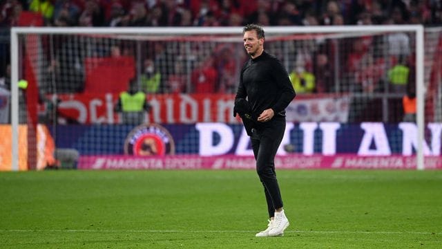 Bayerns Cheftrainer Julian Nagelsmann geht nach dem Sieg gegen den BVB über den Platz. Bayerns Cheftrainer Julian Nagelsmann geht nach dem Sieg gegen den BVB über den Platz.