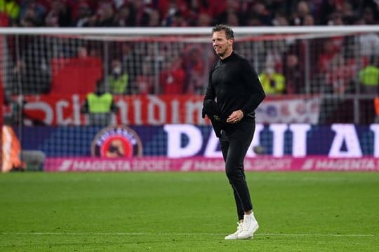 Bayerns Cheftrainer Julian Nagelsmann geht nach dem Sieg gegen den BVB über den Platz.