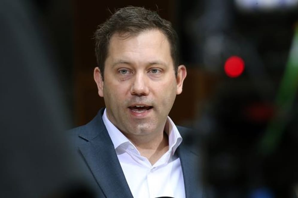 SPD-Chef Lars Klingbeil: "Manuela Schwesig hat selbst öffentlich erklärt, dass aus heutiger Sicht die Gründung der Stiftung ein Fehler war".