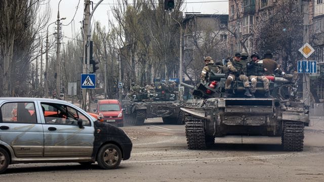 Russische Panzer in der größtenteils eingenommenen Hafenstadt Mariupol.