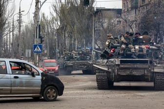 Russische Panzer in der größtenteils eingenommenen Hafenstadt Mariupol.