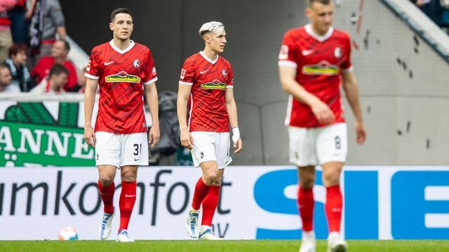 Freiburgs Spieler zeigen sich nach dem späten Ausgleich gegen Gladbach enttäuscht.