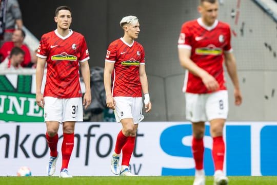 Freiburgs Spieler zeigen sich nach dem späten Ausgleich gegen Gladbach enttäuscht.