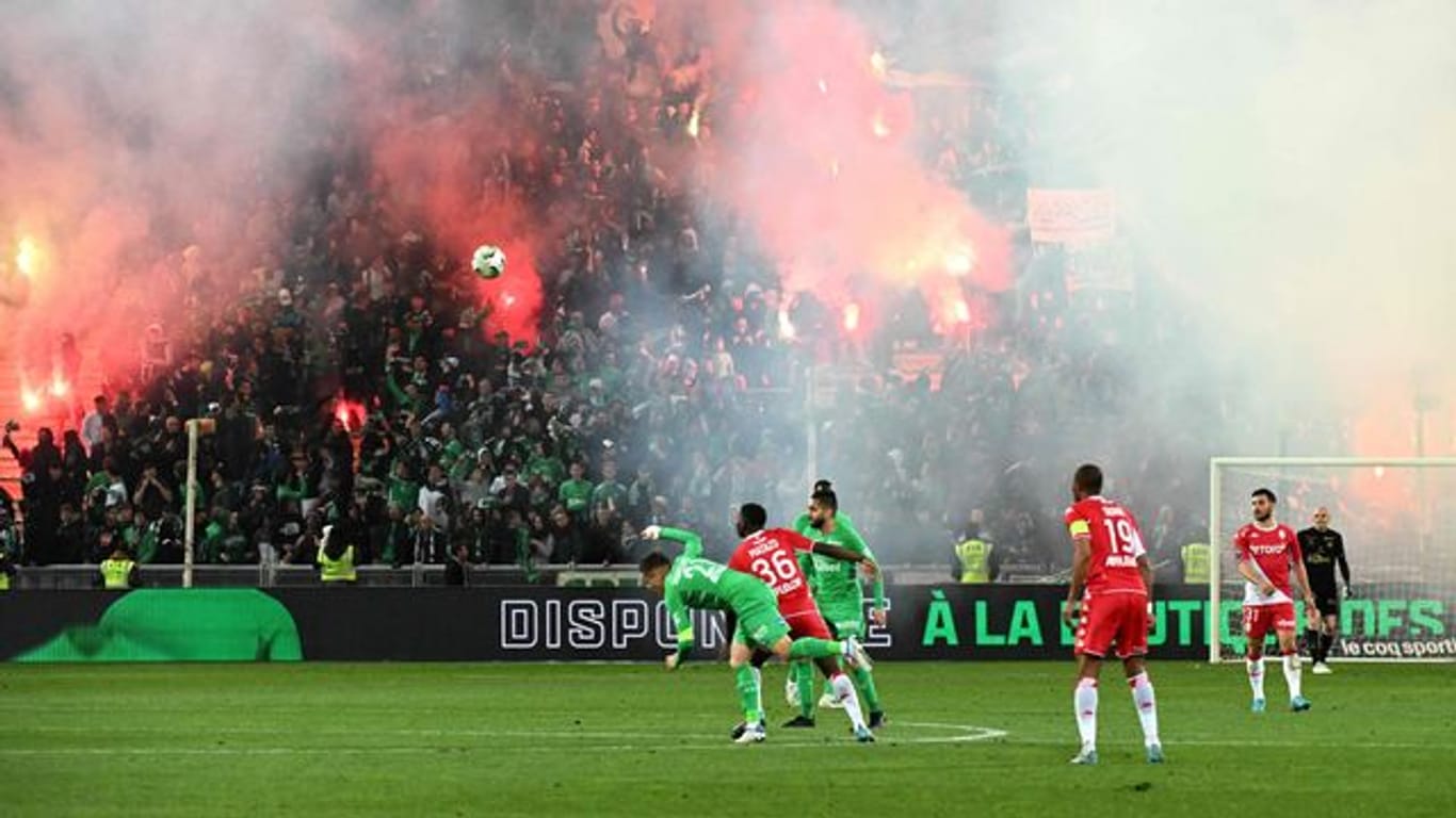 Weil Fans zu viel Pyrotechnik zündeten, wurde die Partie des AS Saint-Étienne gegen AS Monaco für gut eine halbe Stunde unterbrochen.