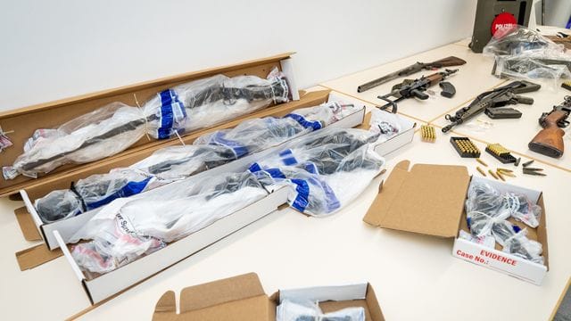 Bei dem SEK-Einsatz in Boxberg wurden diverse Beweismittel in Form von Waffen sichergestellt. Bei dem SEK-Einsatz in Boxberg wurden diverse Beweismittel in Form von Waffen sichergestellt.