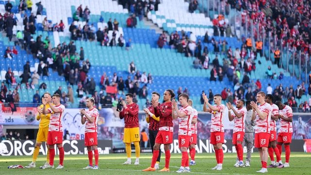 Leipzigs Spieler bedanken sich nach der 1:2-Niederlage bei den Fans.