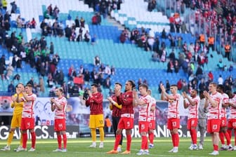 Leipzigs Spieler bedanken sich nach der 1:2-Niederlage bei den Fans.