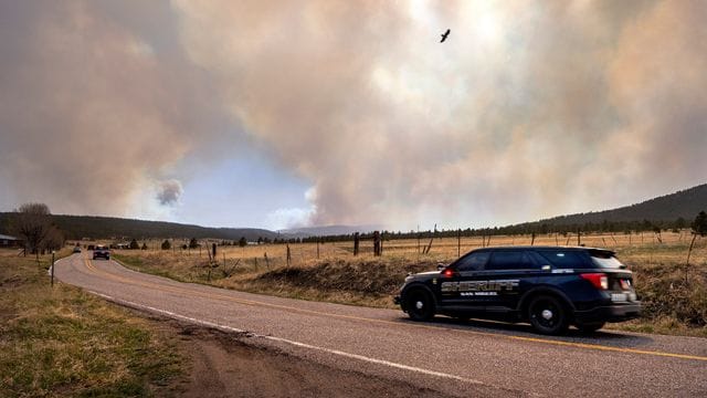 Dicke Rauchwolken: Beamte des San Miguel County Sheriffs patrouillieren in der Nähe von Penasco Blanco. Dicke Rauchwolken: Beamte des San Miguel County Sheriffs patrouillieren in der Nähe von Penasco Blanco.