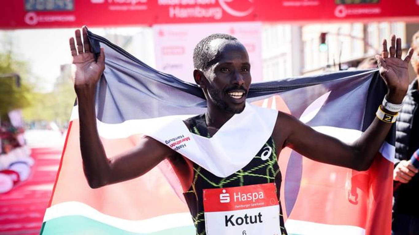 Der Kenianer Cybrian Kotut aus Kenia feiert seinen Sieg in Streckenrekordzeit beim Hamburg-Marathon.