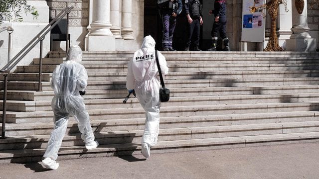 Forensiker der Polizei treffen vor der Kirche Saint-Pierre d'Arene ein, um nach der Messerattacke Untersuchungen durchzuführen. Forensiker der Polizei treffen vor der Kirche Saint-Pierre d'Arene ein, um nach der Messerattacke Untersuchungen durchzuführen.