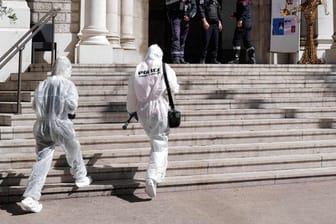 Forensiker der Polizei treffen vor der Kirche Saint-Pierre d'Arene ein, um nach der Messerattacke Untersuchungen durchzuführen.