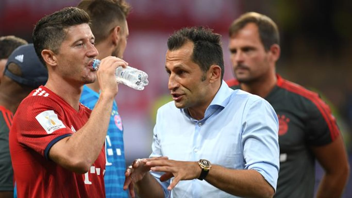 Bayerns Stürmerstar Robert Lewandowski (l) und Sportdirektor Hasan Salihamidzic im Gespräch.
