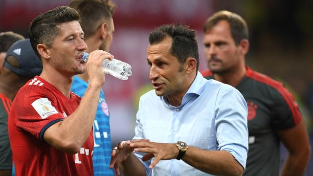 Bayerns Stürmerstar Robert Lewandowski (l) und Sportdirektor Hasan Salihamidzic im Gespräch.