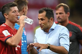 Bayerns Stürmerstar Robert Lewandowski (l) und Sportdirektor Hasan Salihamidzic im Gespräch.