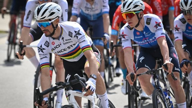 Remco Evenepoel (r) konnte den Frühjahrsklassiker Lüttich-Bastogne-Lüttich für sich entscheiden.