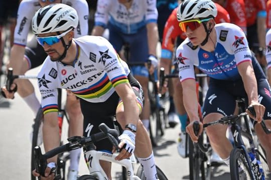 Remco Evenepoel (r) konnte den Frühjahrsklassiker Lüttich-Bastogne-Lüttich für sich entscheiden.