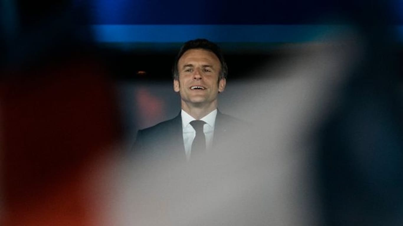Emmanuel Macron ist nach vorläufigem Ergebnis mit 57,4 Prozent der Stimmen wiedergewählt worden.