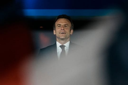 Emmanuel Macron ist nach vorläufigem Ergebnis mit 57,4 Prozent der Stimmen wiedergewählt worden.