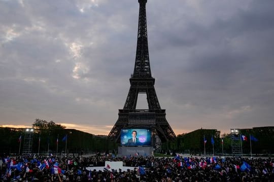 Emmanuel Macron setzte sich deutlich gegen die rechtsnationale EU-Kritikerin Marine Le Pen durch.