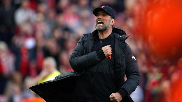 Liverpools Trainer Jürgen Klopp freut sich über den Derbysieg gegen Everton. Liverpools Trainer Jürgen Klopp freut sich über den Derbysieg gegen Everton.