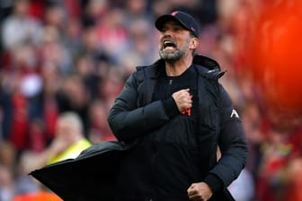 Liverpools Trainer Jürgen Klopp freut sich über den Derbysieg gegen Everton.