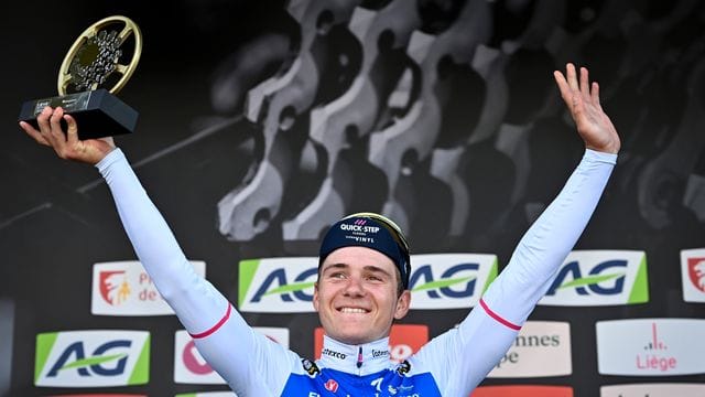 Remco Evenepoel aus Belgien vom Team Quick-Step Alpha Vinyl feiert seinen Sieg auf dem Podium.