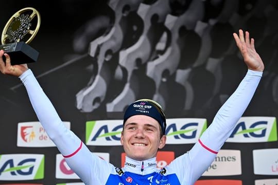 Remco Evenepoel aus Belgien vom Team Quick-Step Alpha Vinyl feiert seinen Sieg auf dem Podium.