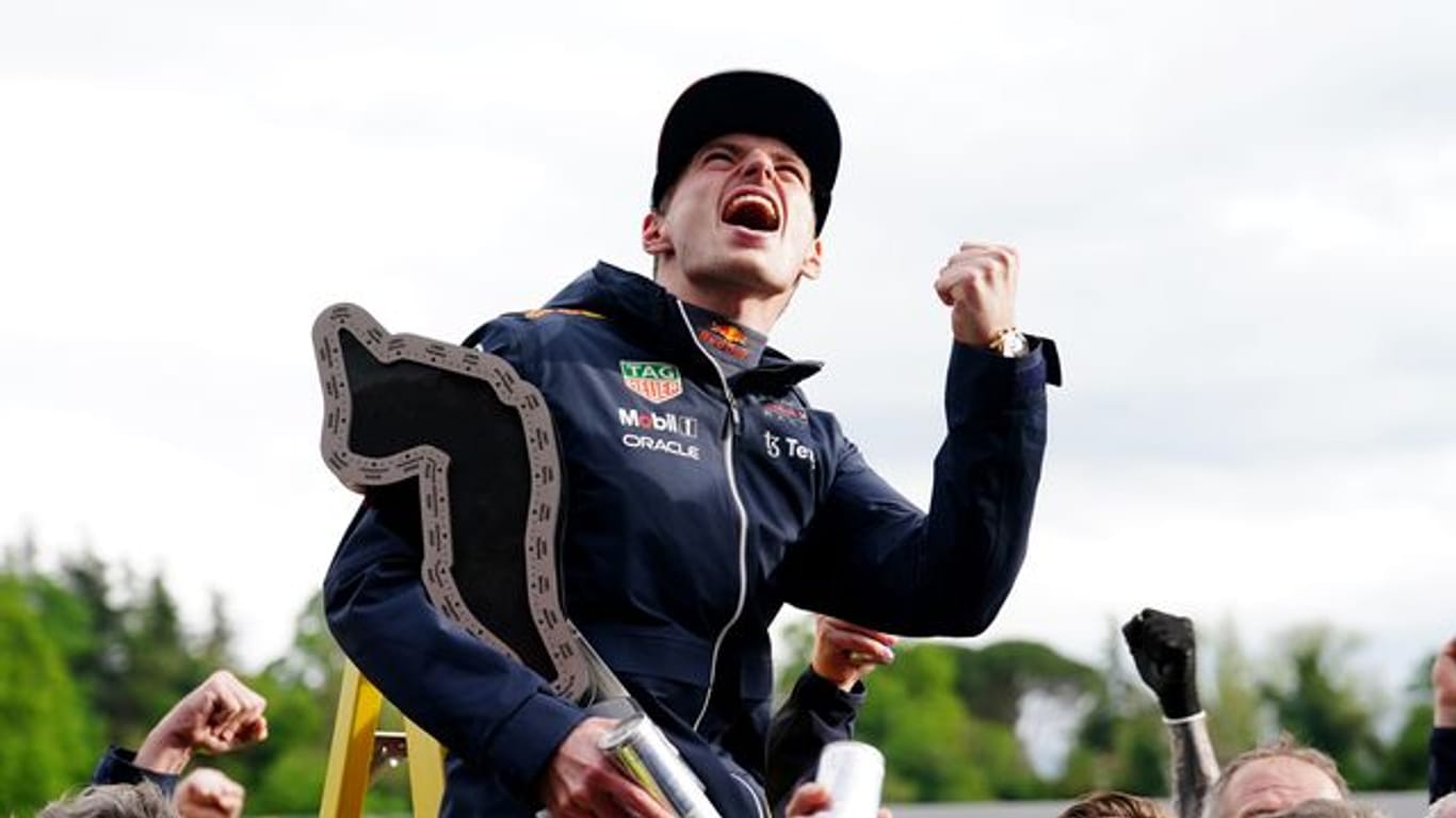 Max Verstappen feiert seinen Sieg beim Grand Prix der Emilia-Romagna.