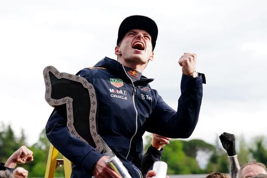 Max Verstappen feiert seinen Sieg beim Grand Prix der Emilia-Romagna.