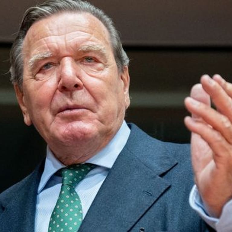 Altkanzler Gerhard Schröder steht massiv in der Kritik.