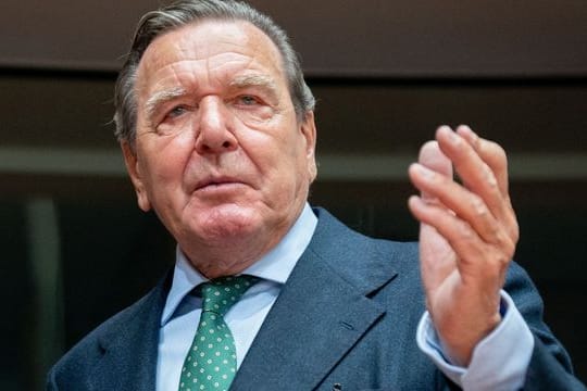 Altkanzler Gerhard Schröder steht massiv in der Kritik.