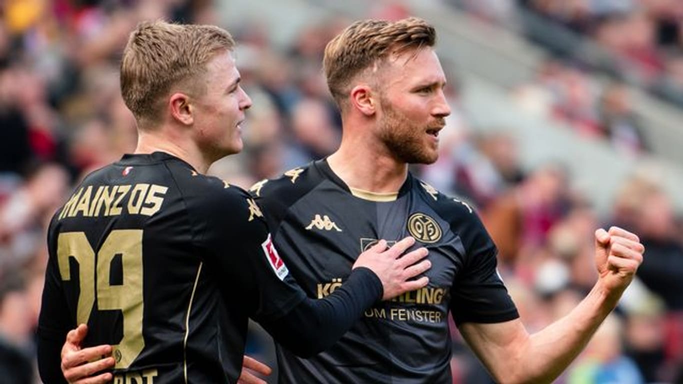 Kann sich einen Verbleib beim FSV Mainz 05 vorstellen: Jonathan Burkardt (l) bejubelt mit Silvan Widmer ein Tor.