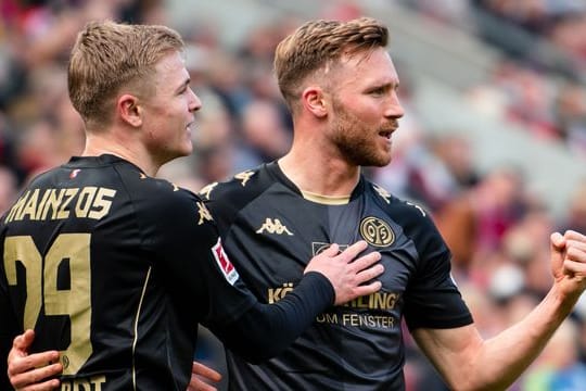 Kann sich einen Verbleib beim FSV Mainz 05 vorstellen: Jonathan Burkardt (l) bejubelt mit Silvan Widmer ein Tor.