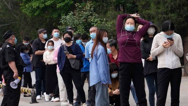 Anwohner nehmen an einem Corona-Massentest im Pekinger Stadtteil Chaoyang teil.