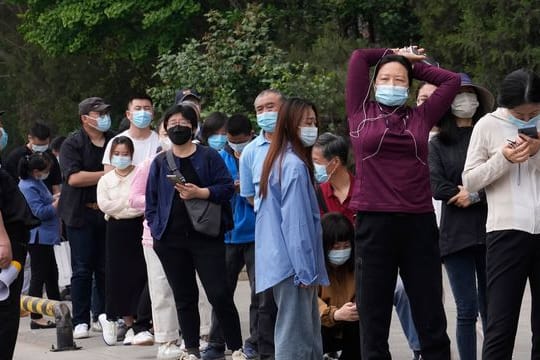 Anwohner nehmen an einem Corona-Massentest im Pekinger Stadtteil Chaoyang teil.