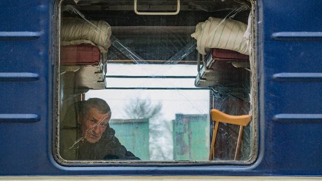 Ein Mann aus dem Donbass wartet am Bahnhof von Pokrowsk auf seine Evakuierung in eine sichere Stadt in der Ukraine.