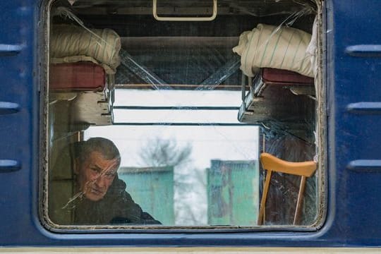 Ein Mann aus dem Donbass wartet am Bahnhof von Pokrowsk auf seine Evakuierung in eine sichere Stadt in der Ukraine.