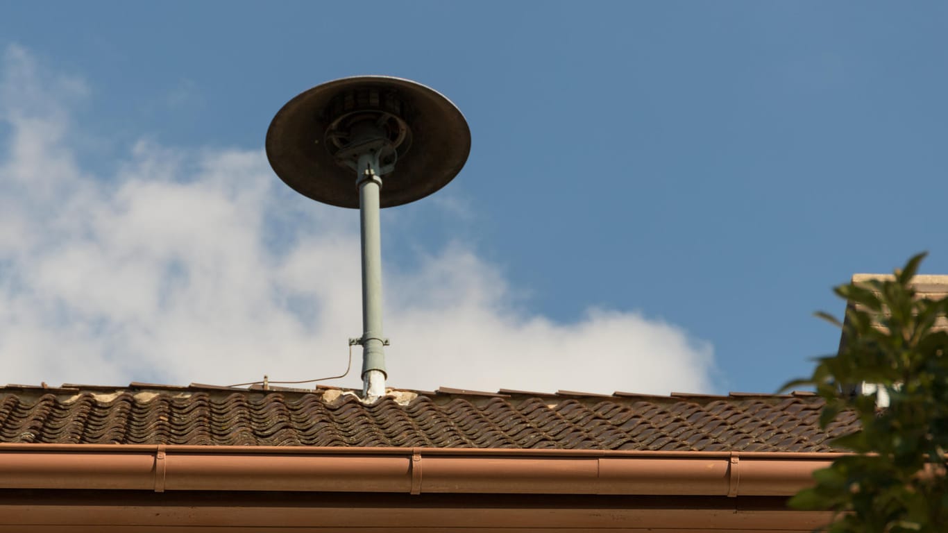 Sirene auf dem Hausdach: In einigen Dörfern sind die Sirenen auf Dächern montiert, damit der Alarmton über weite Strecke hinweg gehört wird.