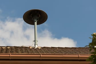 Sirene auf dem Hausdach: In einigen Dörfern sind die Sirenen auf Dächern montiert, damit der Alarmton über weite Strecke hinweg gehört wird.