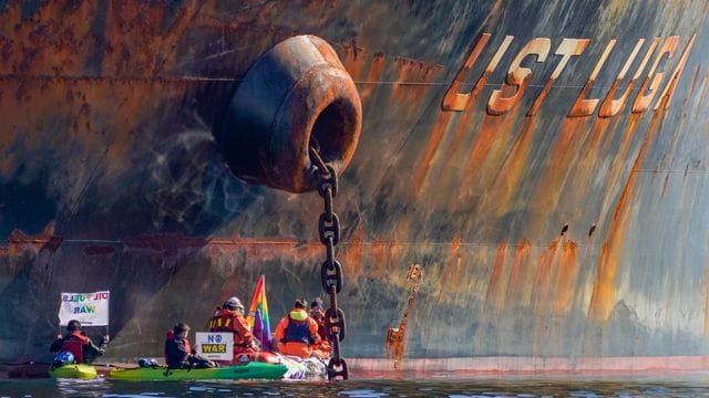 "Stop fuelling the war": Die vier Aktivisten protestierten in kleinen Booten und Kajaks vor dem Öltanker Ust Luga.