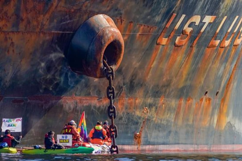 "Stop fuelling the war": Die vier Aktivisten protestierten in kleinen Booten und Kajaks vor dem Öltanker Ust Luga.