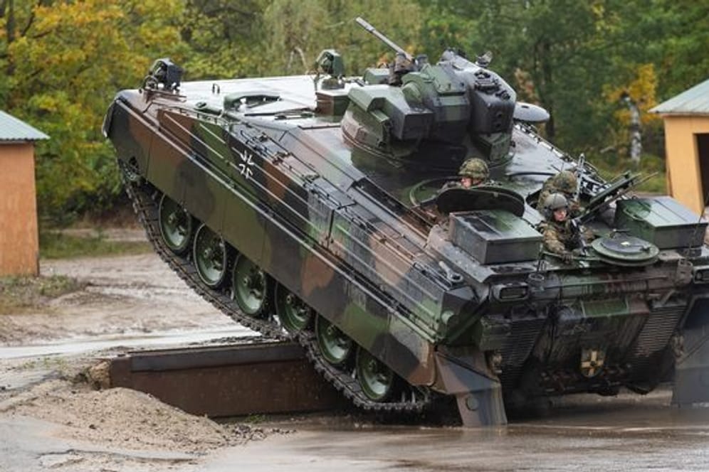 Der Unions-Vorschlag fordert die Bundesregierung auf, schwere Waffen für die Ukraine bereitzustellen.