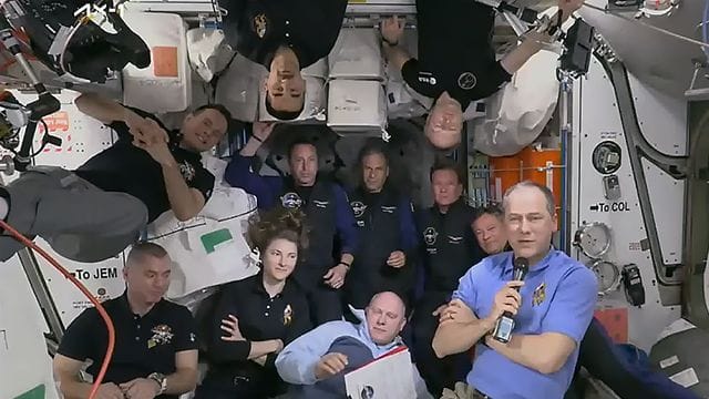 Gruppenfoto auf der Internationalen Raumstation ISS. Gruppenfoto auf der Internationalen Raumstation ISS.