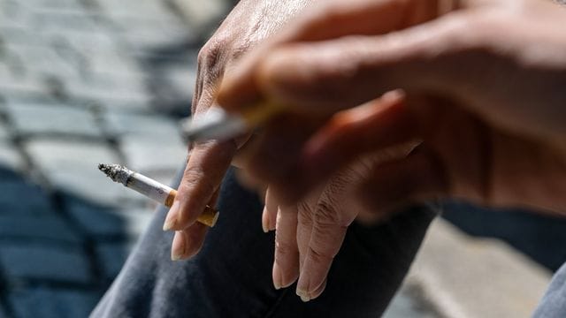 Sucht-Jahresbericht: 2020 rauchten den aktuellsten Zahlen zufolge jede vierte Frau und jeder dritte Mann ab 18 Jahren. Sucht-Jahresbericht: 2020 rauchten den aktuellsten Zahlen zufolge jede vierte Frau und jeder dritte Mann ab 18 Jahren.
