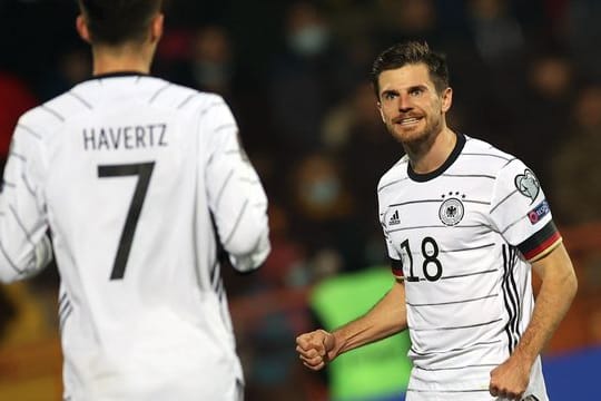 Jonas Hofmann (r) will mit Deutschland den WM-Titel gewinnen.