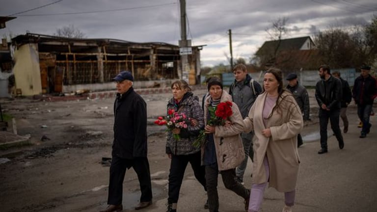 Trauergäste einer Beerdigung im ukrainischen Ozera.